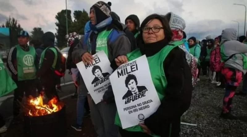 Ante la visita de Milei, bloquean el aeropuerto de Bariloche y los caminos al Hotel Llao Llao