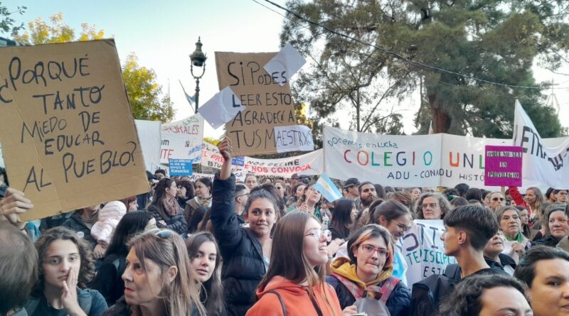 La Pampa: Una multitud acompaña la marcha en defensa de la Universidad pública