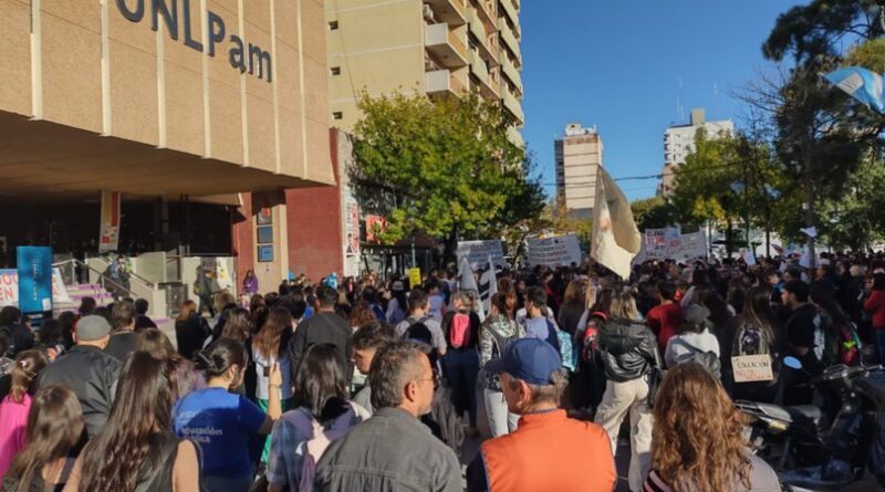 La Pampa: Masiva concentración en las escalinatas de la UNLPam en defensa de la educación pública.