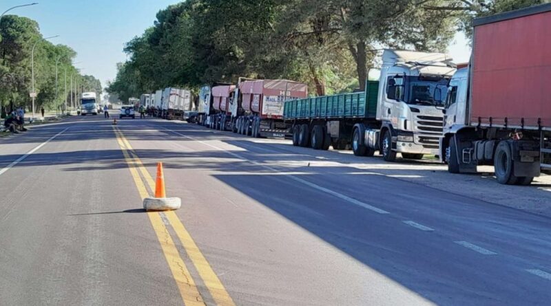 Santa Rosa: decenas de camiones al costado de la ruta 35 por paro de transporte