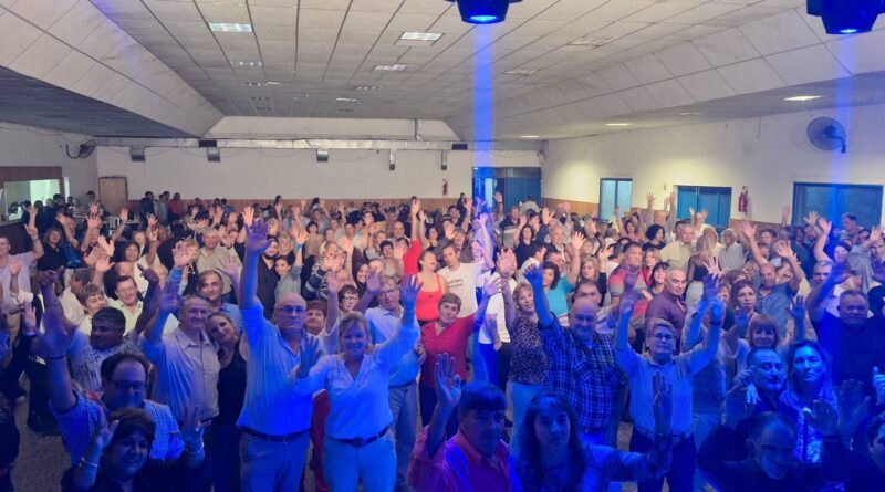 Tremendo bailazo en Costa Brava: Banda Manantial hizo vibrar Ingeniero Luiggi con un salón colmado Tremendo bailazo en Costa Brava: Banda Manantial hizo vibrar Ingeniero Luiggi con un salón colmado