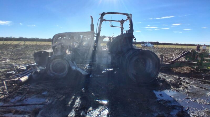 Un tractor quedó totalmente destruido por un incendio en un campo cercano a Ingeniero Luiggi.