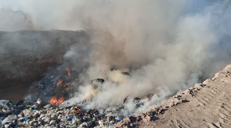 Incendio en la planta de reciclado: trabajaron tres dotaciones de Bomberos. Incendio en la planta de reciclado: trabajaron tres dotaciones de Bomberos.