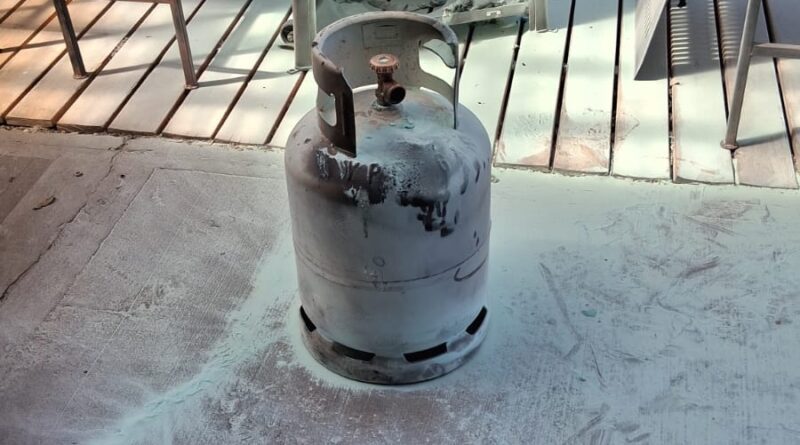 UN INCENDIO PROVOCADO POR UNA GARRAFA MOVILIZÓ A BOMBEROS EN INGENIERO LUIGGI.